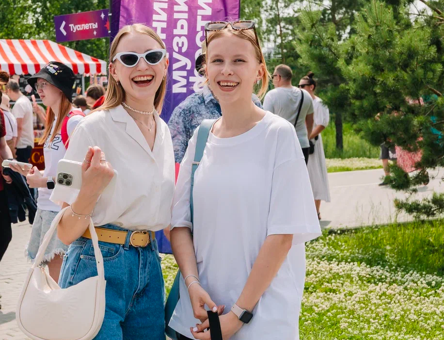 Фото Орали «Сигма-бой» и «А у реки». Опубликованы яркие моменты Черника Music Fest в Новосибирске 3